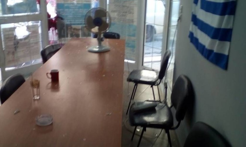 Τρίπολη: Γυαλιά-καρφιά έκαναν τα γραφεία του Σώρρα (photo)