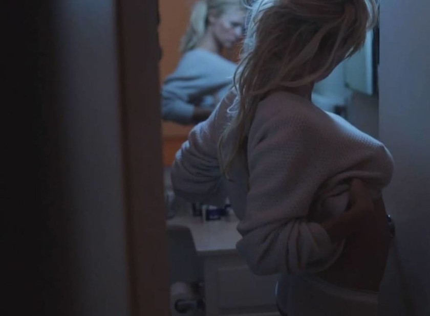 Ακατάλληλες εικόνες: Κυκλοφόρησε νέο βίντεο με την Παμέλα Άντερσον να σκύβει ολόγυμνη και… (video)
