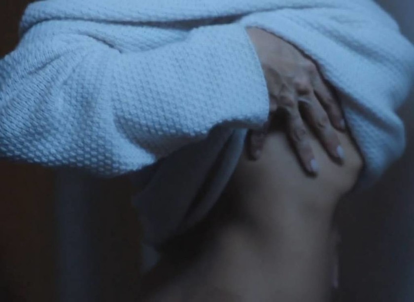 Ακατάλληλες εικόνες: Κυκλοφόρησε νέο βίντεο με την Παμέλα Άντερσον να σκύβει ολόγυμνη και… (video)