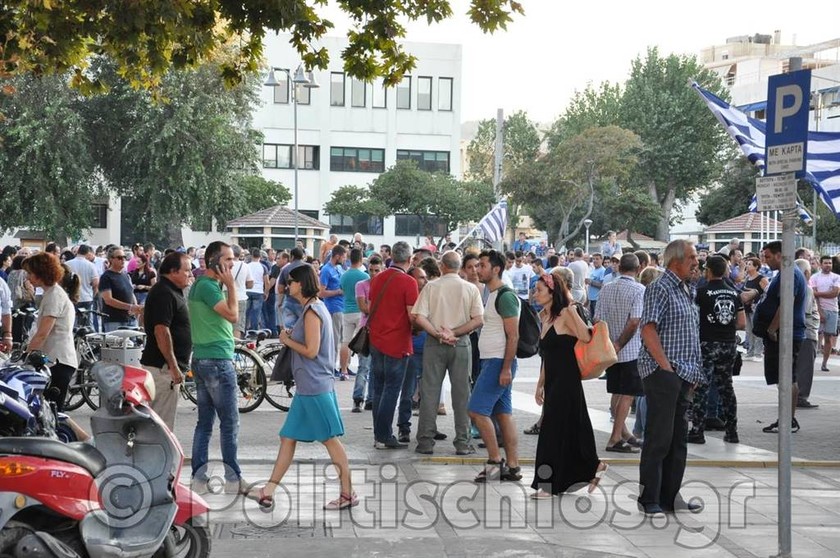 Επεισόδια και χημικά στη Χίο σε συγκέντρωση διαμαρτυρίας κατά των μεταναστών (pics&vid)