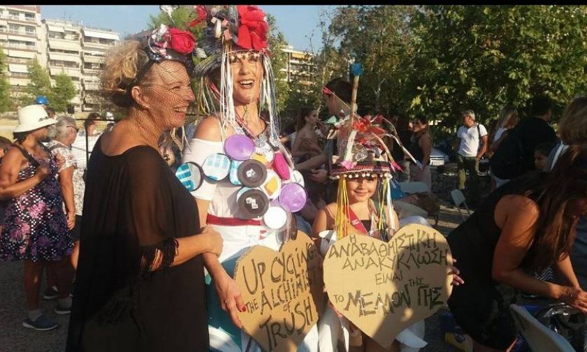 Παρέλασαν φορώντας... σκουπίδια στη Θεσσαλονίκη! (vids)
