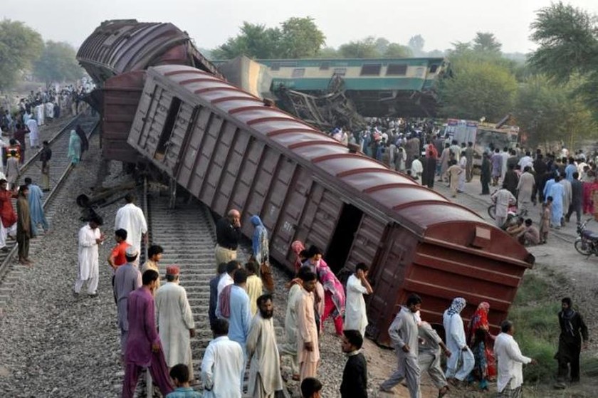  Σφοδρή σύγκρουση τρένων στο Πακιστάν – Τουλάχιστον έξι νεκροί και δεκάδες ταυμαυτίες (Pics)
