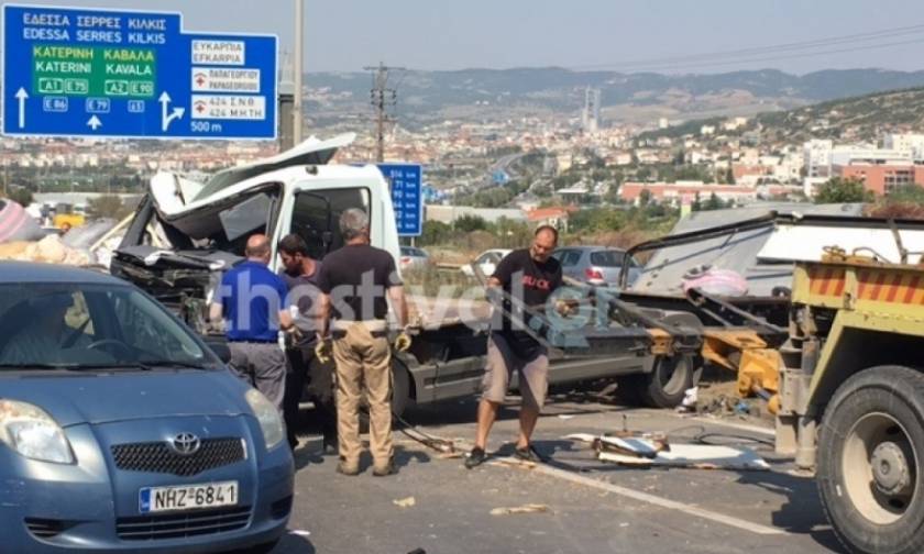 Τροχαίο με νταλίκα στη Θεσσαλονίκη - Ένας νεκρός, πέντε τραυματίες (pics)