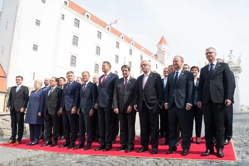 «Κροκοδείλια δάκρυα» και ευχολόγια στη Σύνοδο Κορυφής της Μπρατισλάβας 
