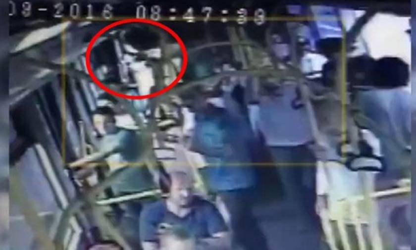 Σοκ! Κλώτσησαν γυναίκα σε λεωφορείο στην Κωνσταντινούπολη, επειδή φορούσε σορτς (video)