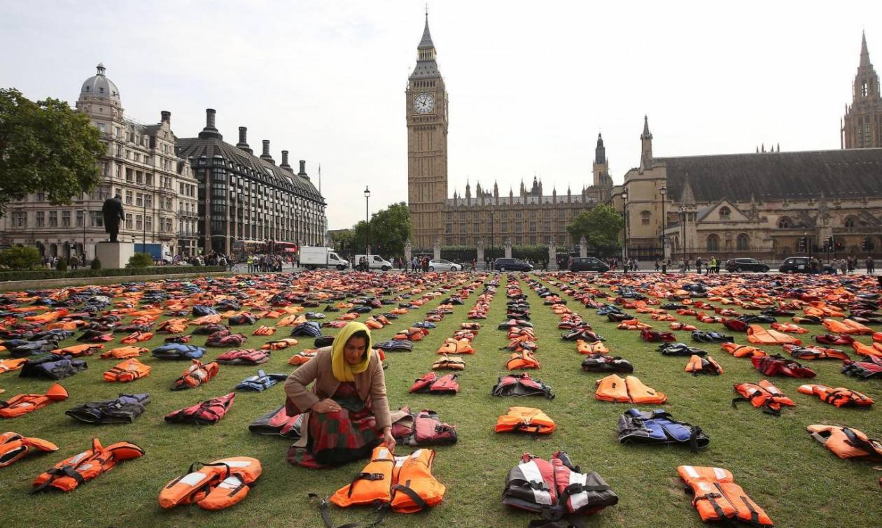 Χιλιάδες σωσίβια προσφύγων «πλημμύρισαν» το βρετανικό κοινοβούλιο! (pics)