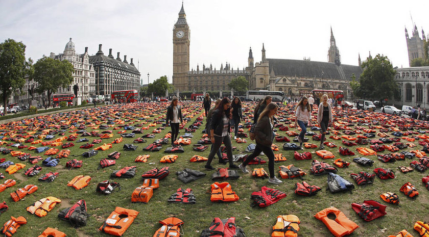Χιλιάδες σωσίβια προσφύγων έξω από το βρετανικό κοινοβούλιο! (pics)