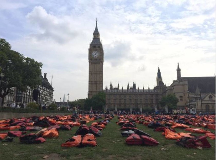 Χιλιάδες σωσίβια προσφύγων έξω από το βρετανικό κοινοβούλιο! (pics)