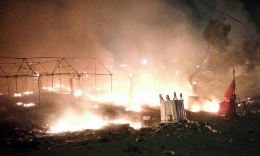 Χαμός ξανά στη Μυτιλήνη: Χιλιάδες μετανάστες, συγκρούσεις και φωτιές στους δρόμους (video)