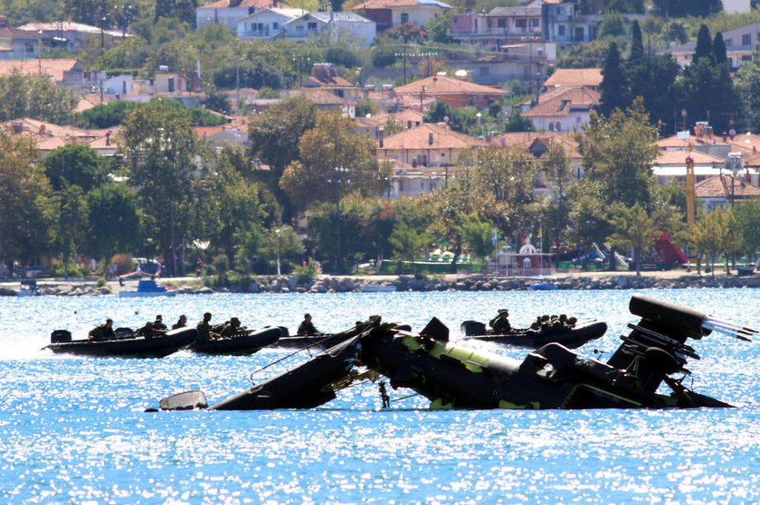 Πτώση ελικοπτέρου: Δείτε το μισοβυθισμένο Απάτσι στα νερά της Χαλκιδικής (vid)