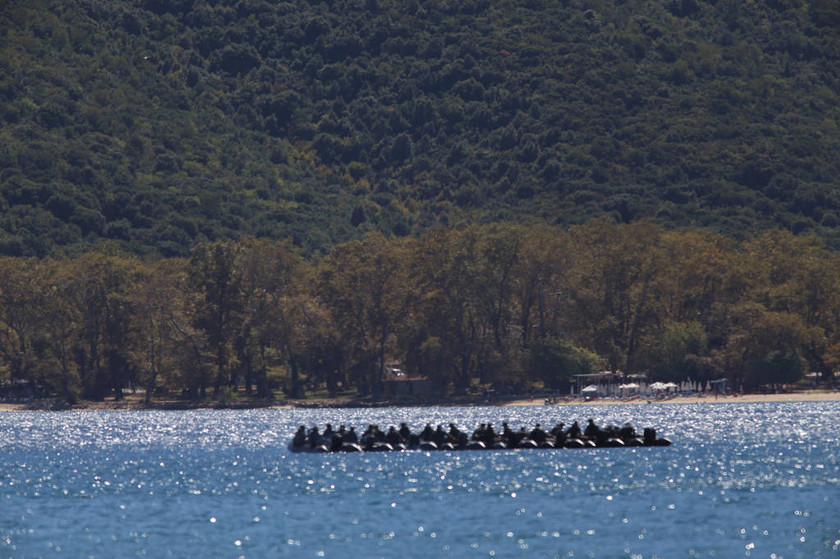 Πτώση ελικοπτέρου: Δείτε το μισοβυθισμένο Απάτσι στα νερά της Χαλκιδικής (vid)