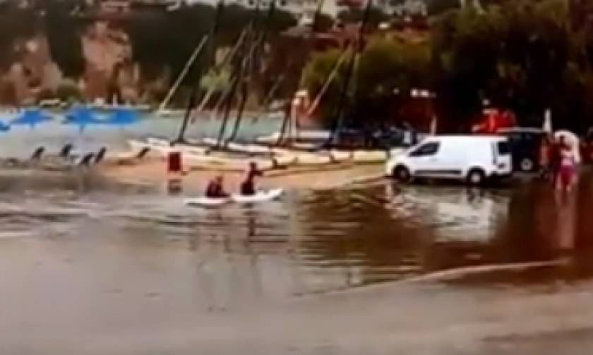 Δεν πάει ο νους σας: Δείτε τι κάνουν τουρίστες στους πλημμυρισμένους δρόμους της Κρήτης (video)