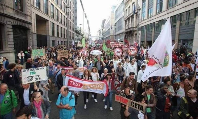 Βρυξέλλες: Μεγάλη διαδήλωση κατά του «ελεύθερου εμπορίου» με τις ΗΠΑ