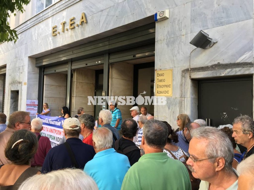 Οργή συνταξιούχων κατά Τσίπρα: «Να φύγει – Πρόδωσε τον ελληνικό λαό» (pics&vids)