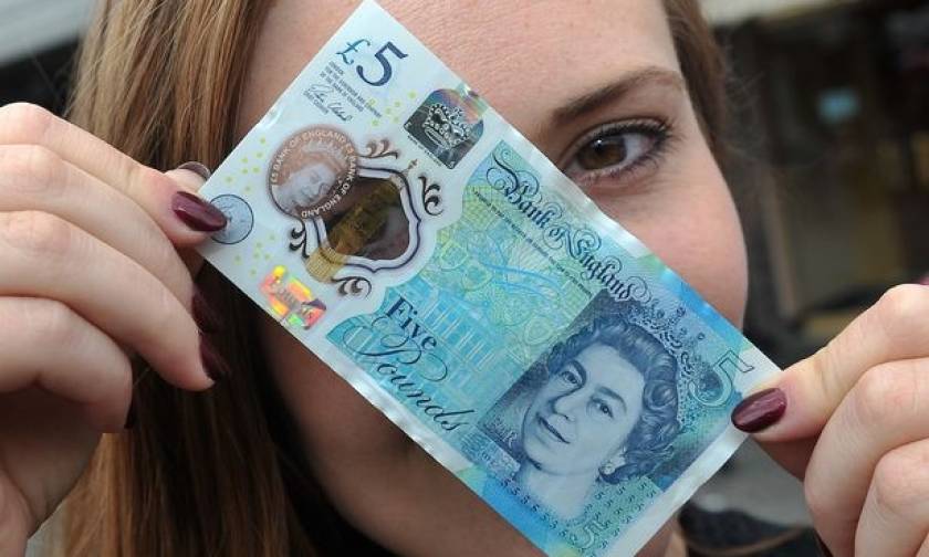 Δείτε τι απίστευτο κάνουν οι Βρετανοί με το πρώτο πλαστικό χαρτονόμισμα που πιάνουν στα χέρια τους!