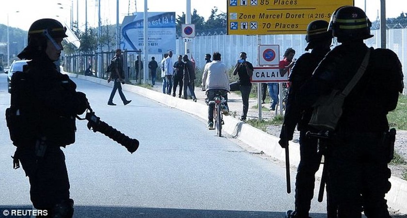 Γαλλία: Νέες συγκρούσεις μεταξύ αστυνομίας και μεταναστών στο Καλαί (pics+vids)