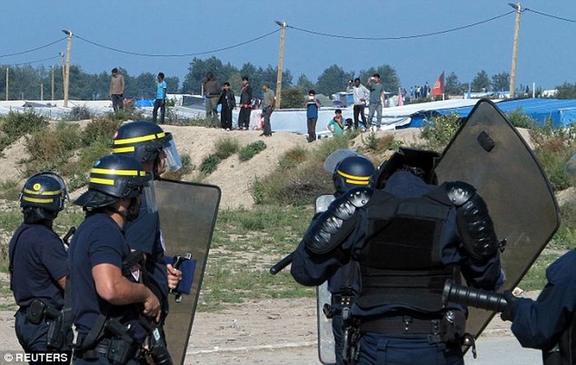 Γαλλία: Νέες συγκρούσεις μεταξύ αστυνομίας και μεταναστών στο Καλαί (pics+vids)