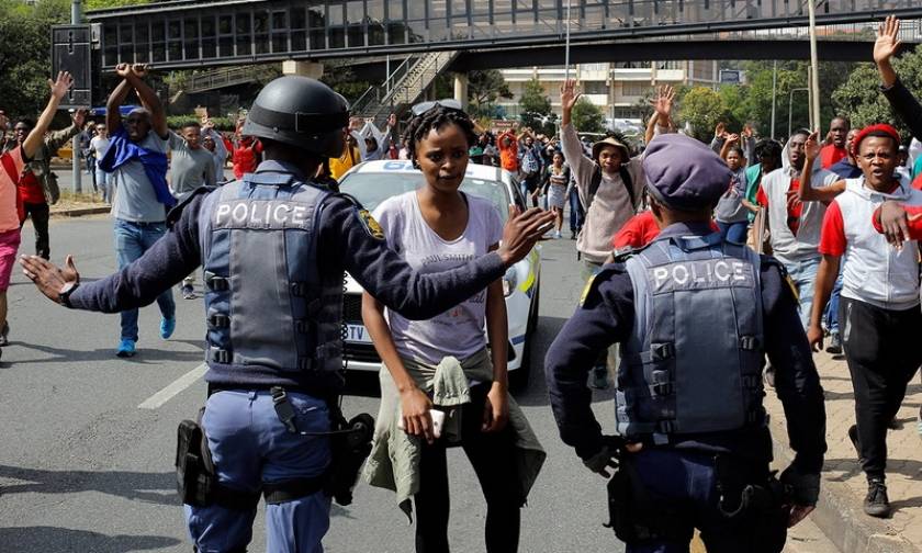 Ν. Αφρική: Συγκρούσεις μεταξύ φοιτητών και αστυνομικών με αφορμή την αύξηση των διδάκτρων (pics)