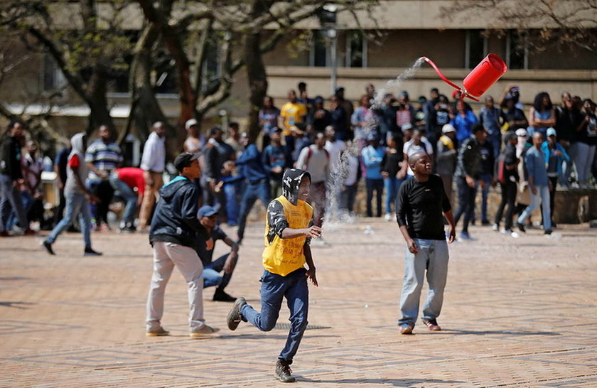 Ν. Αφρική: Τραυματίες σε συγκρούσεις φοιτητών και αστυνομικών με αφορμή την αύξηση των διδάκτρων