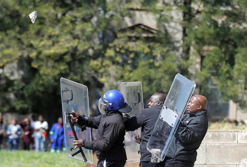 Ν. Αφρική: Τραυματίες σε συγκρούσεις φοιτητών και αστυνομικών με αφορμή την αύξηση των διδάκτρων