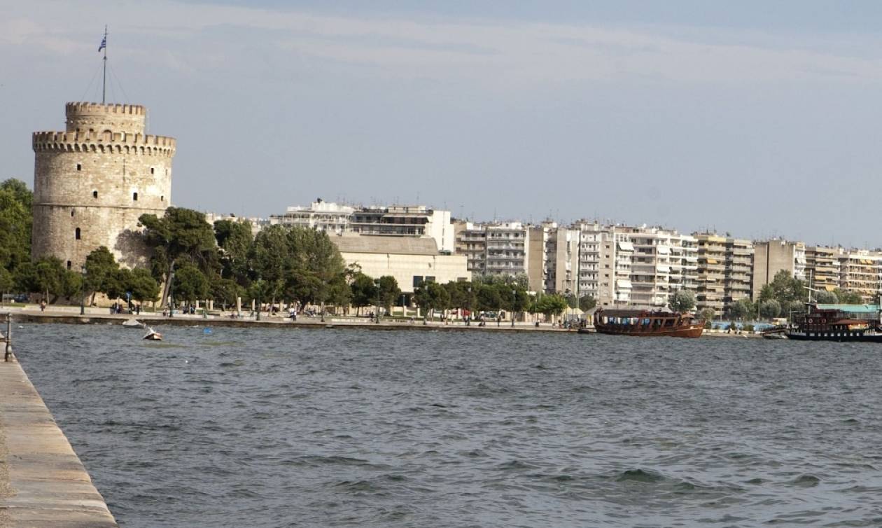 Θεσσαλονίκη: «Τρέξτε να δείτε τι έχει στη θάλασσα!» - Και ξαφνικά όλοι «πάγωσαν» (pic-vid)