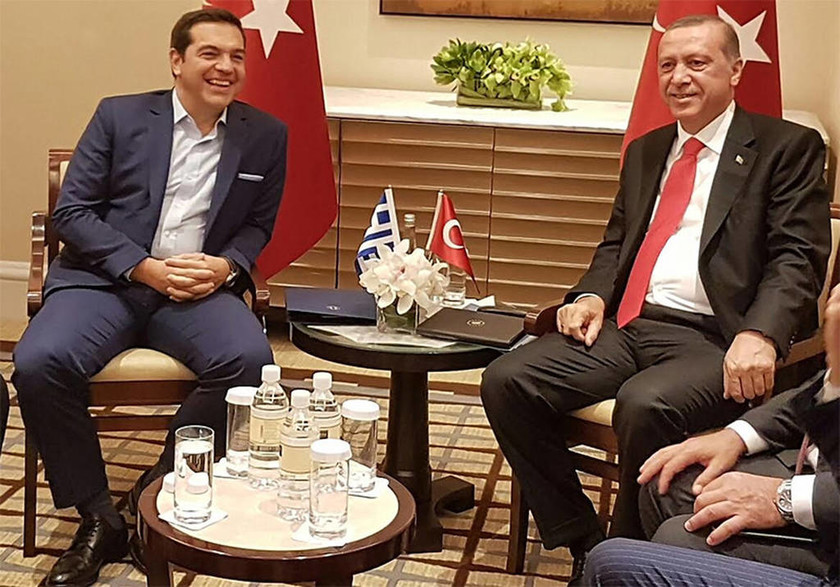 Σάλος με τις δύο τουρκικές σημαίες στη συνάντηση Τσίπρα – Ερντογάν (video+photos)