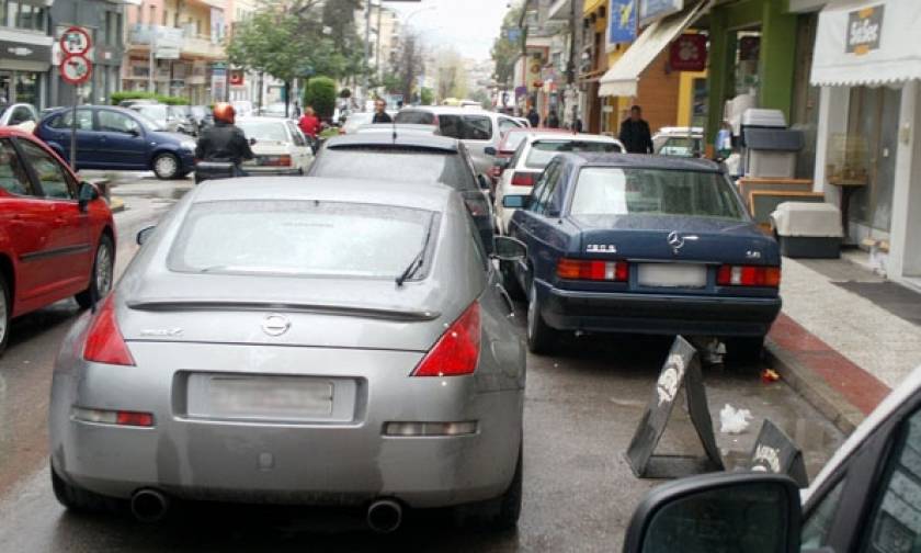 Γιατί μπαίνει «φρένο» στην αφαίρεση πινακίδων για τα διπλοπαρκαρισμένα της Θεσσαλονίκης;