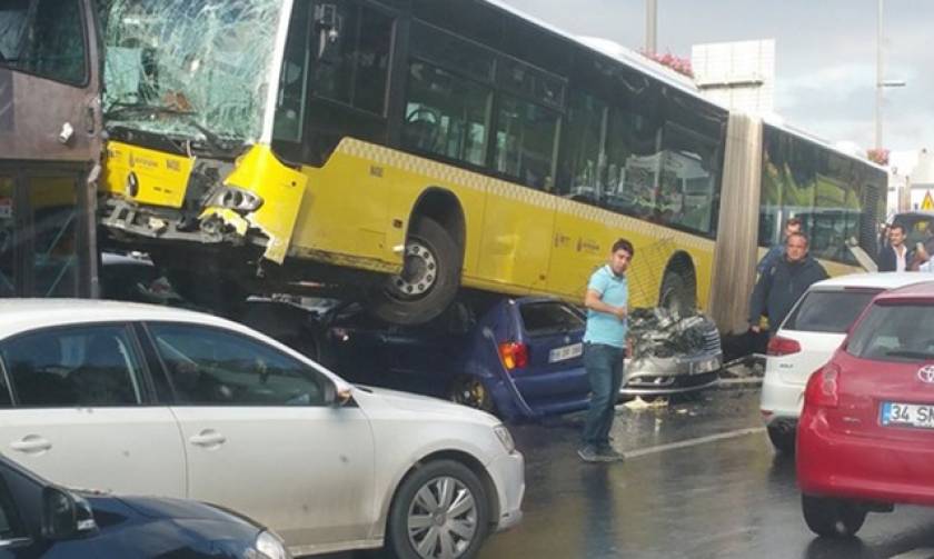 Πανικός στο λεωφορείο: Χτύπησε τον οδηγό με ομπρέλα και προκάλεσε απίστευτο ατύχημα (video)