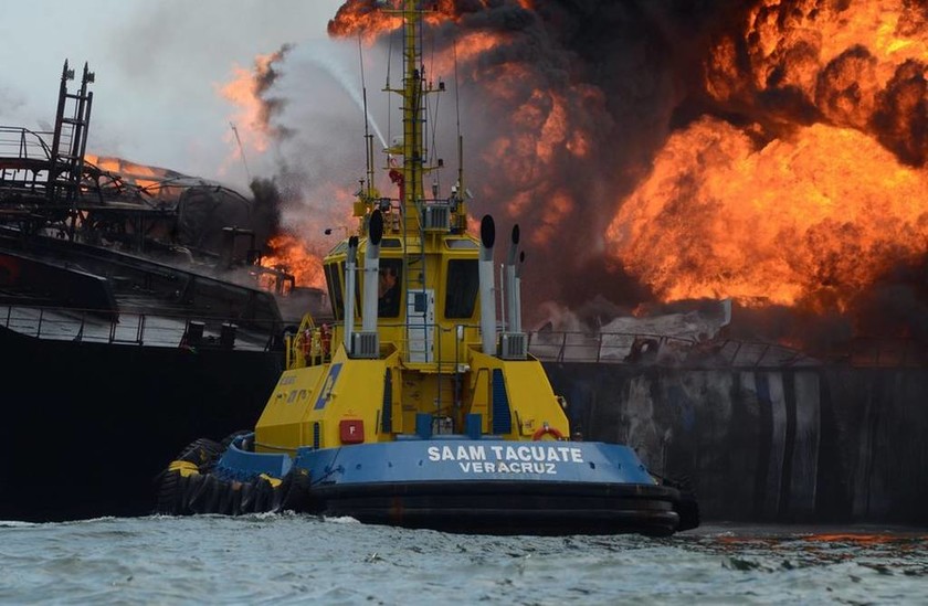 Δεξαμενόπλοιο γεμάτο πετρέλαιο στις φλόγες στον κόλπο του Μεξικού (Vids+Pics)