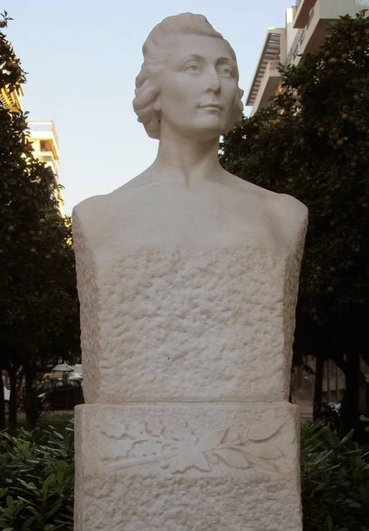 Αποκεφάλισαν την προτομή της Λέλας Καραγιάννη στο κέντρο της Αθήνας!