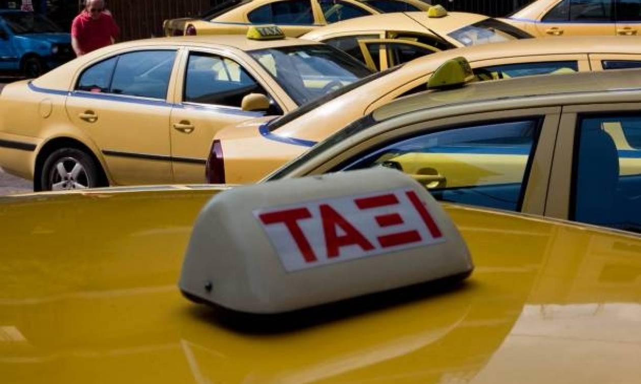 Χειροπέδες σε οδηγούς ταξί για «πειραγμένα» ταξίμετρα και πλαστά χαρτονομίσματα
