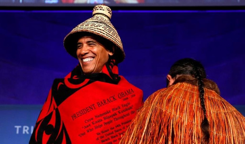 Γιατί φόρεσε ψάθινο καπέλο και ινδιάνικη κουβέρτα ο Μπάρακ Ομπάμα; (pics+vid)