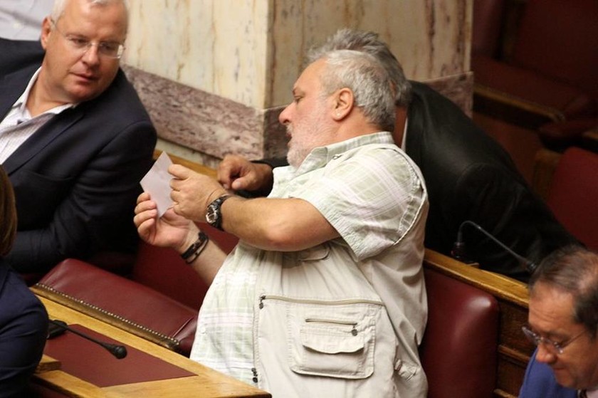 Χάος στη Βουλή: Πρώην βουλευτές του ΣΥΡΙΖΑ πέταξαν φυλλάδια από τα θεωρεία (photo)