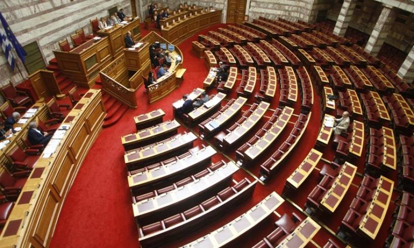 Ψηφίστηκε το πολυνομοσχέδιο με τα προαπαιτούμενα – Άγρια κόντρα στη Βουλή