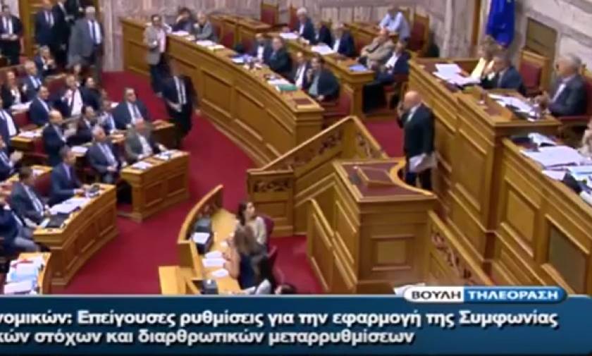 «Καφενείο» η Βουλή: Βουλευτής ανέβηκε στο βήμα μιλώντας στο κινητό (vid)