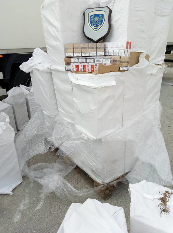 Μεγάλη ποσότητα λαθραίων τσιγάρων βρέθηκε στο λιμάνι της Πάτρας (pics)