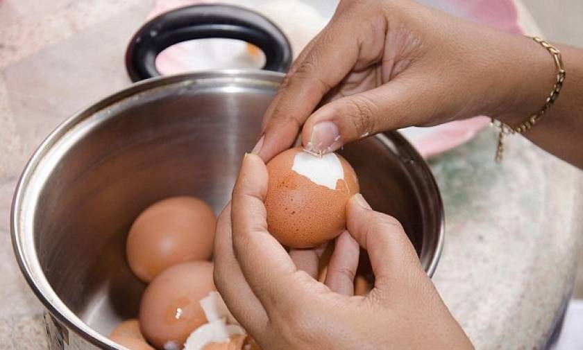 Τόσα χρόνια καθαρίζετε τα αυγά λάθος - Δείτε το απόλυτο κόλπο