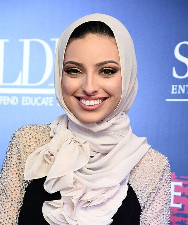 Μια μουσουλμάνα με μαντήλα στις σελίδες του περιοδικού Playboy (video+photos)