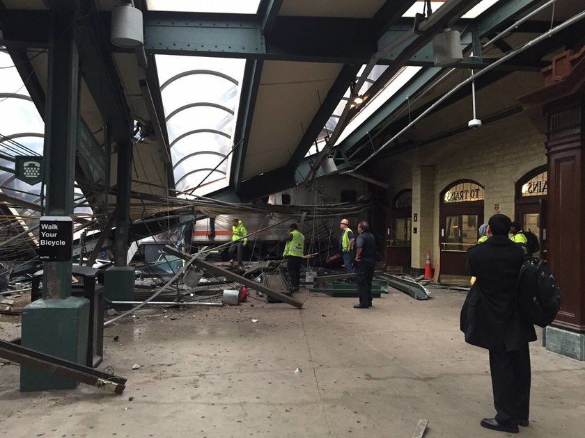 Χάος στο Νιου Τζέρσεϊ – Τρένο έπεσε σε σταθμό – Δεκάδες τραυματίες