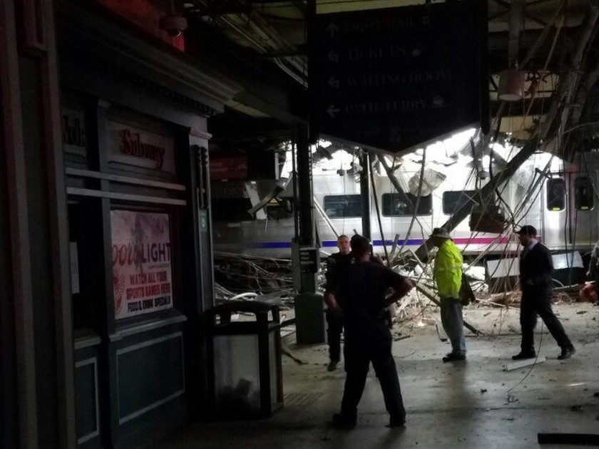 Χάος στο Νιου Τζέρσεϊ – Τρένο έπεσε σε σταθμό – Δεκάδες τραυματίες