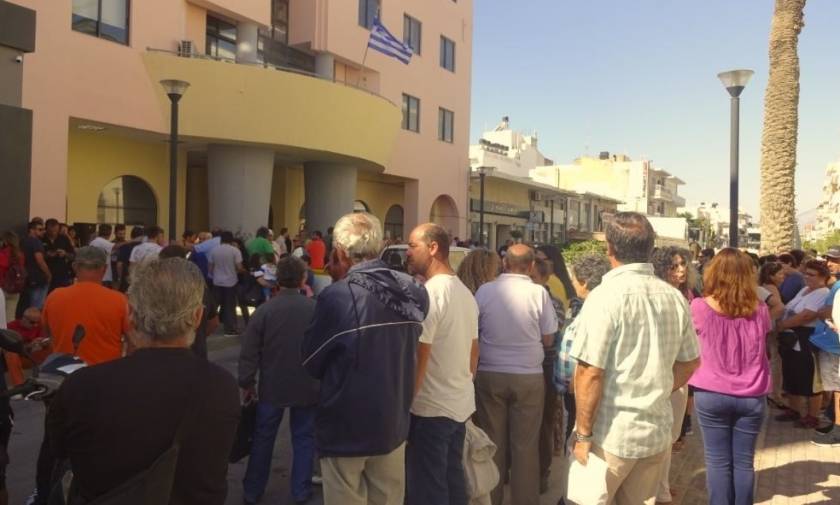 Οργή λαού στα γραφεία του ΣΥΡΙΖΑ στην Ιεράπετρα (vid)