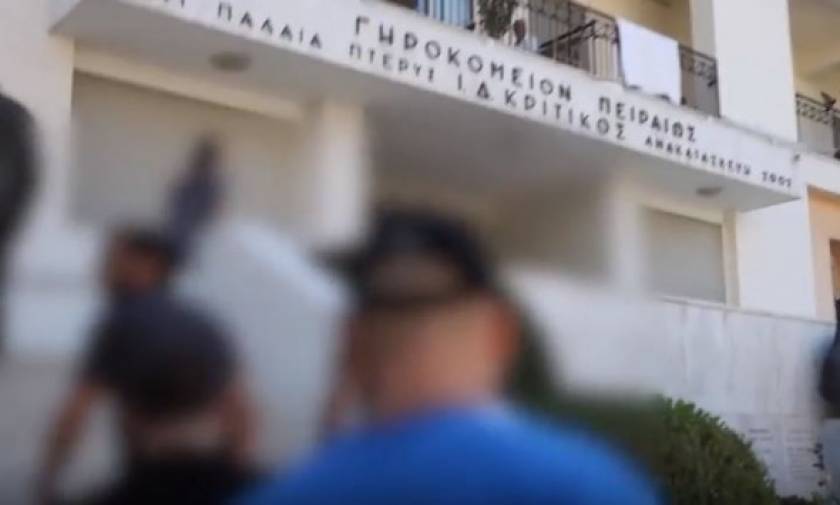 Βίντεο: Η στιγμή της εισβολής του «Ρουβίκωνα» στο Γηροκομείο Πειραιά