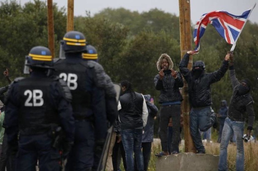 Άγριες συγκρούσεις μεταξύ αστυνομικών και μεταναστών στη 