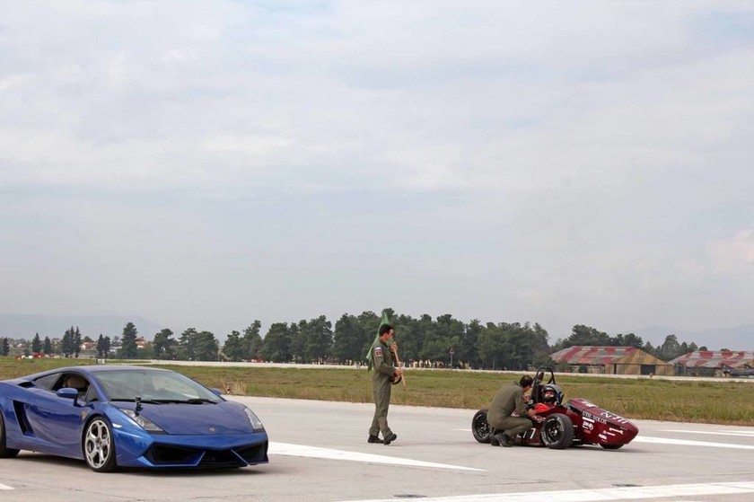 «Πήρε φωτιά» η 110 Πτέρυγα Μάχης: Lamborghini και Formula εναντίον F16! (pics + vid)