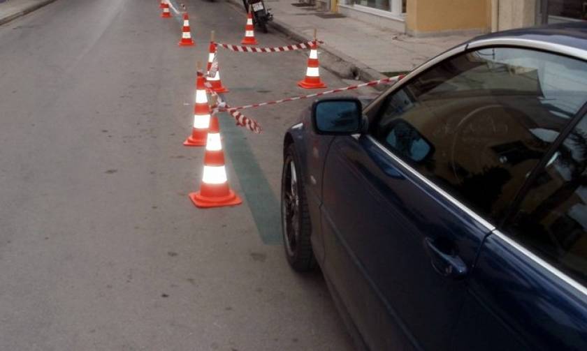 Θεσσαλονίκη: Δείτε τι βρήκε πάνω στο αυτοκίνητό του οδηγός που πάρκαρε παράνομα