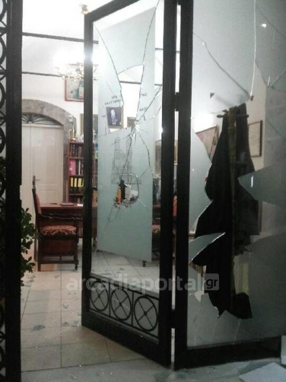 Τρίπολη: Άγνωστοι βανδάλισαν τα γραφεία του Μητροπολιτικού Ναού (photos)