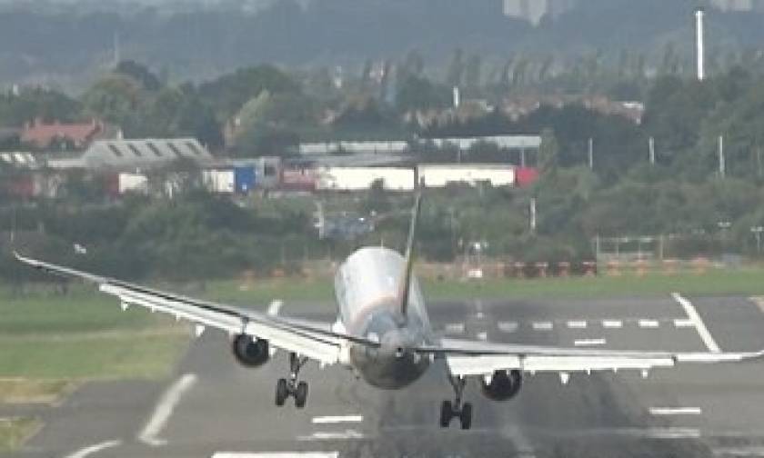 Τα …είδαν όλα οι επιβάτες: Airbus προσπαθεί να προσγειωθεί και το παίρνει ο αέρας! (video)