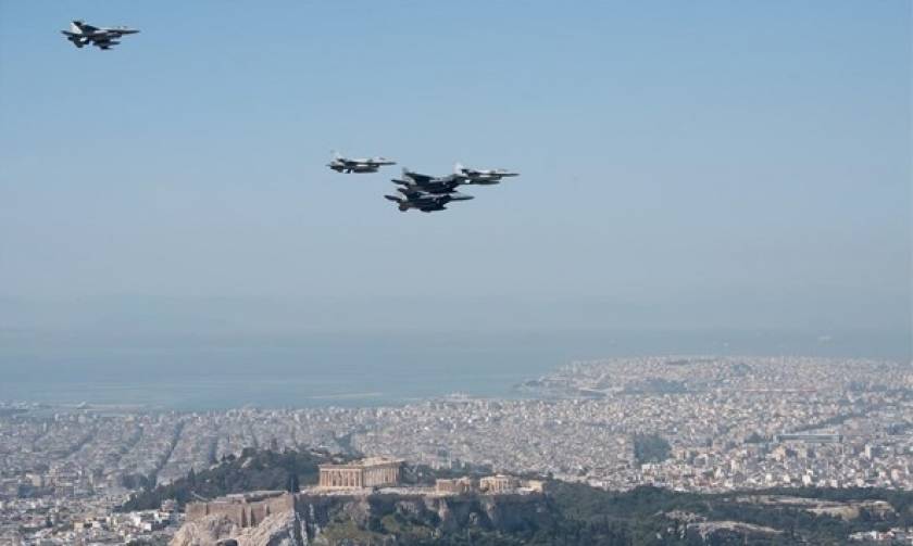 Μαχητικά αεροσκάφη πέταξαν πάνω από την Αθήνα