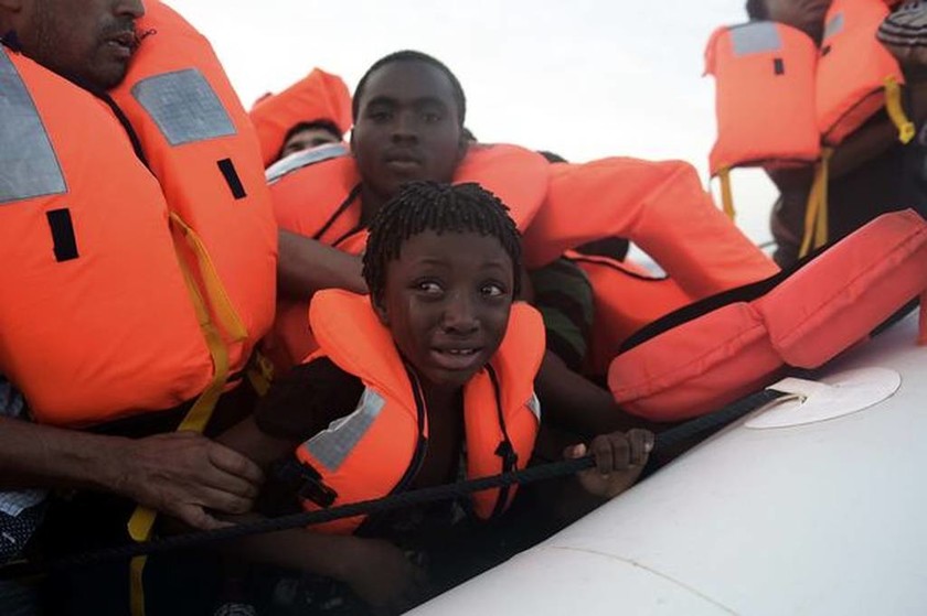 Στο πλοίο του θανάτου: Φρικτές εικόνες δείχνουν μετανάστες να πατάνε σε πτώματα για να γλιτώσουν