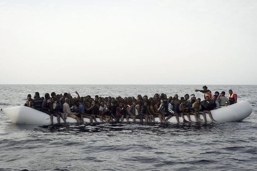 Στο πλοίο του θανάτου: Φρικτές εικόνες δείχνουν μετανάστες να πατάνε σε πτώματα για να γλιτώσουν